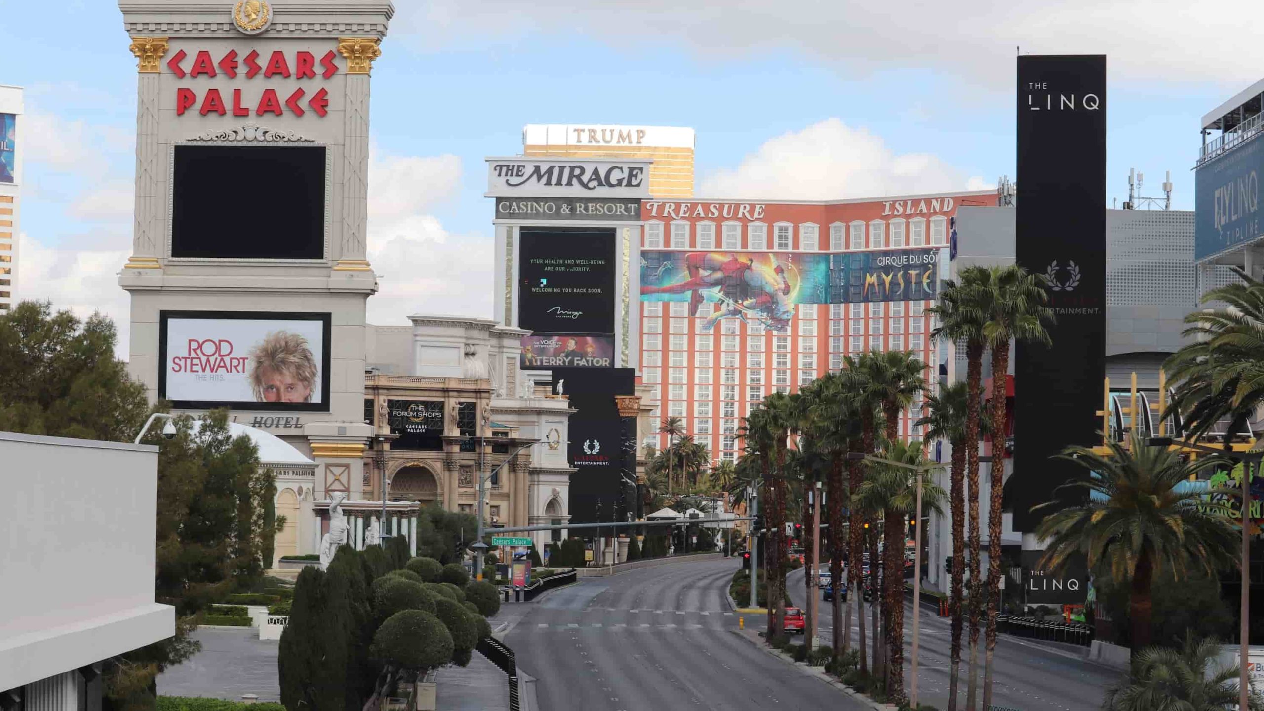 Las Vegas casinos shut down, despite mayor's reluctance.